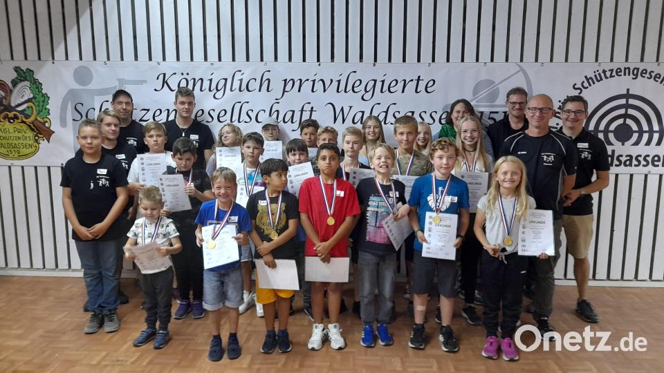 An alle Teilnehmer der Schützen-Ferienaktion überreichten die Verantwortlichen jeweils eine Urkunde, eine Medaille und einen Gutschein. Bild: Alfred Koch/exb