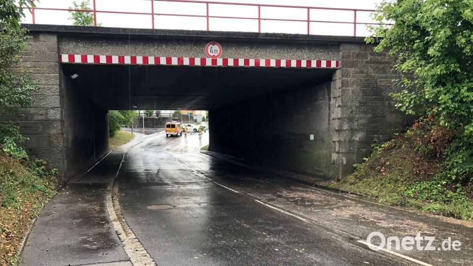 Auf diesem Bild ist das Wasser schon wieder weitgehend abgelaufen. Doch die Bahnunterführung in Rosenberg ist bei Starkregenereignissen regelmäßig überschwemmt. Im Hintergrund ist die Feuerwehr zu sehen, wie sie die Straße abgesperrt hat. Bild: Andreas Royer