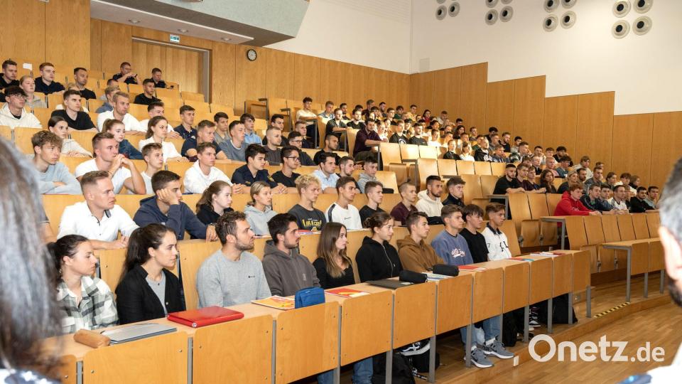 Großteils aus Bayern, aber auch aus Sachsen, Thüringen, Baden-Württemberg, Hessen, Nordrhein-Westfalen, Rheinland-Pfalz und dem Saarland kommen die neuen Auszubildenden bei der Bereitschaftspolizei in Sulzbach-Rosenberg. Bild: Christian Sträußl/exb