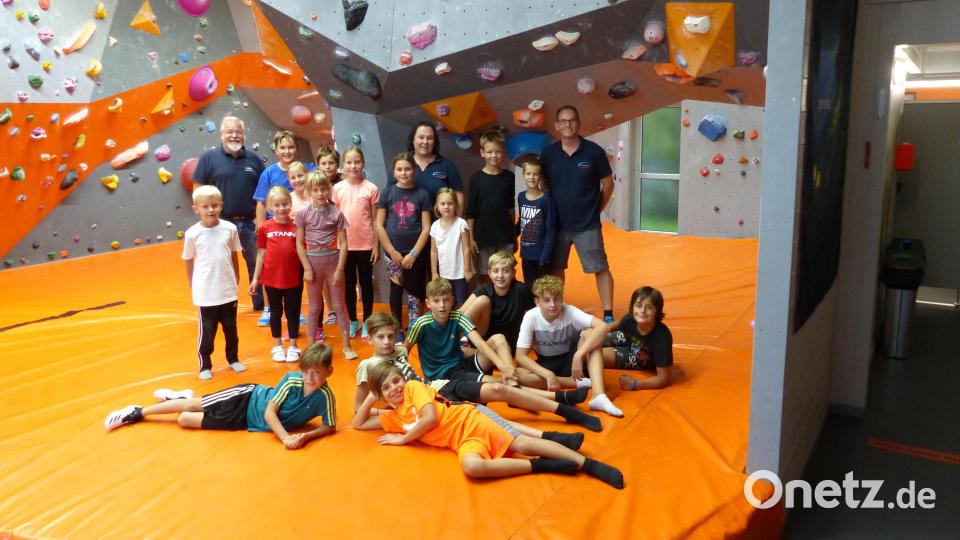 Die Kinder in der Boulderhalle mit ihren Begleitern von der UWG Illschwang, (alle hintere Reihe) Wolfgang Stowasser, Beate Kohl und Gerald Habermehl. Bild: UWG Illschwang/exb