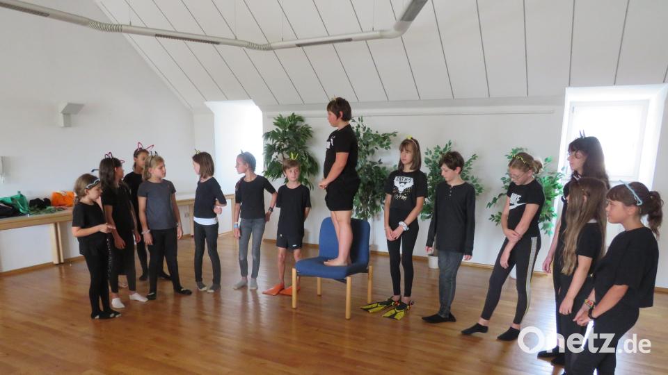 In neue Rollen schlüpfen und sich ausprobieren macht den Kindern beim Theater-Workshop viel Spaß. Bild: adj