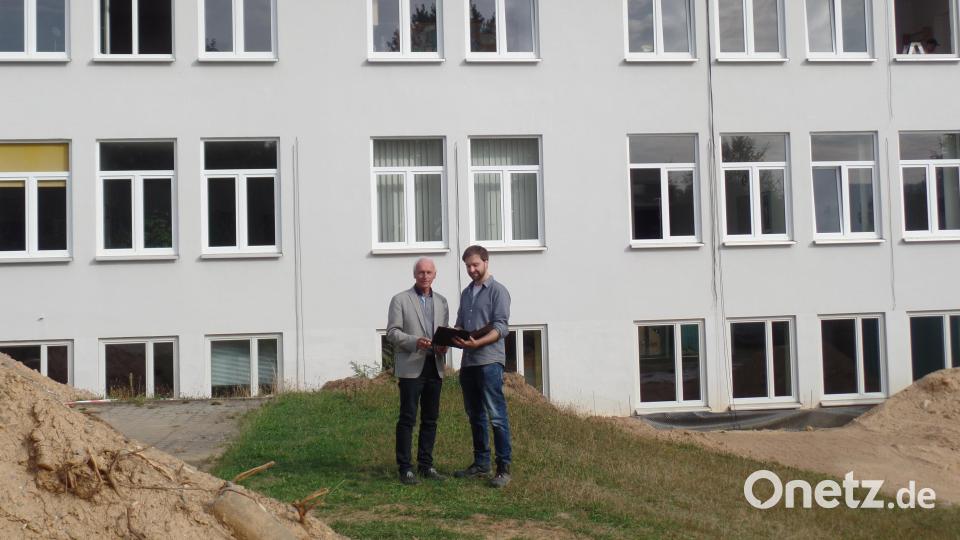 Architekt Thomas Wellenhöfer (rechts) informierte Bürgermeister Peter König über den aktuellen Stand zur energetischen Sanierung des Ärztehauses (im Bildhintergrund die Südseite) mit dem Austausch der Fenster und der Fassadendämmung. Bild: br