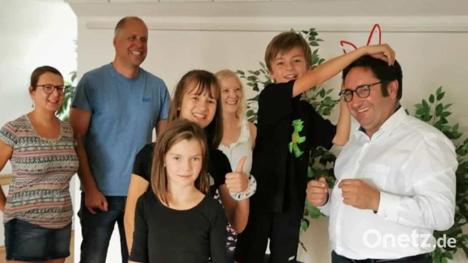 Mdl Tobias Gotthardt (rechts) machte sich selber ein Bild davon, was die Kinder beim Theater-Workshop gelernt haben. Neben den Kindern sind Barbara Neuber, Bernhard Pscheidt (von links) von den Freien Wählern und Fenja Makosch (hinten Mitte). Bild: adj