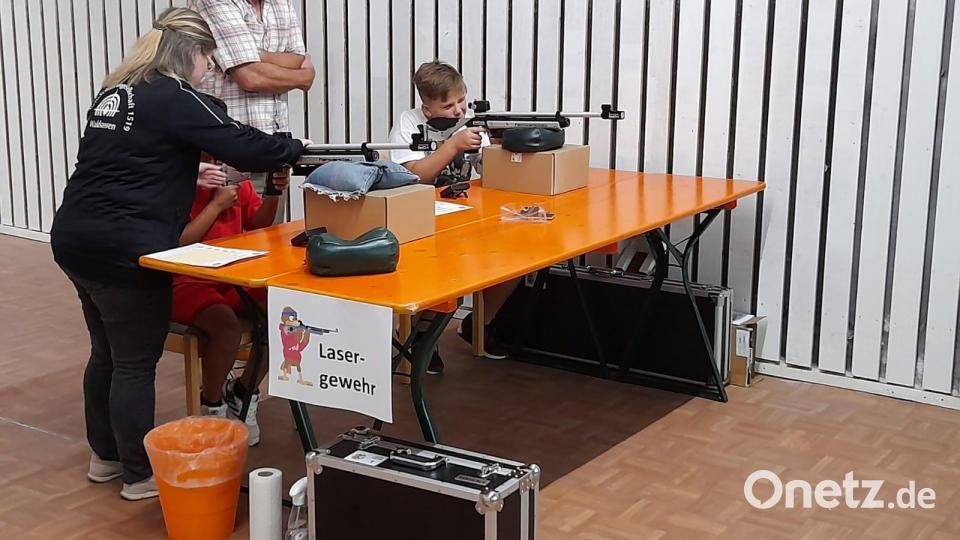 An fünf Stationen konnten die Kinder ihre Treffsicherheit unter Beweis stellen. Bild: Alfred Koch/exb