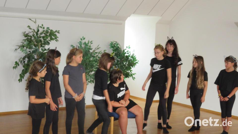 In neue Rollen schlüpfen und sich ausprobieren macht den Kindern beim Theater-Workshop viel Spaß. Bild: adj