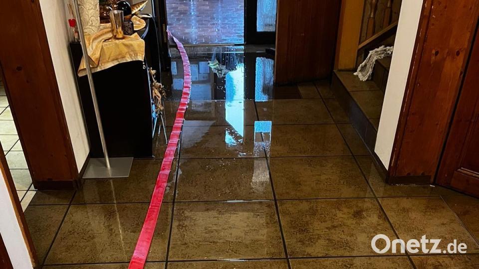 Das Wasser steht mitten im Hausgang: Wie hier in Rosenberg musste die Feuerwehr an mehreren Adressen in Sulzbach-Rosenberg Wasser aus Keller und Wohnungen pumpen. Bild: Fabian Schloss/exb