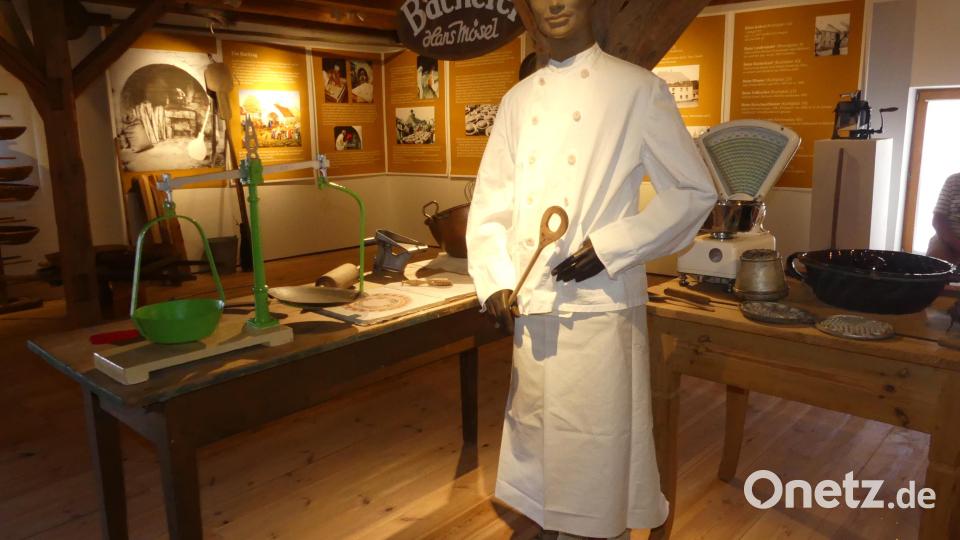Ein stattlicher Bäcker begrüßt die Besucher der Ausstellung. Bild: rn