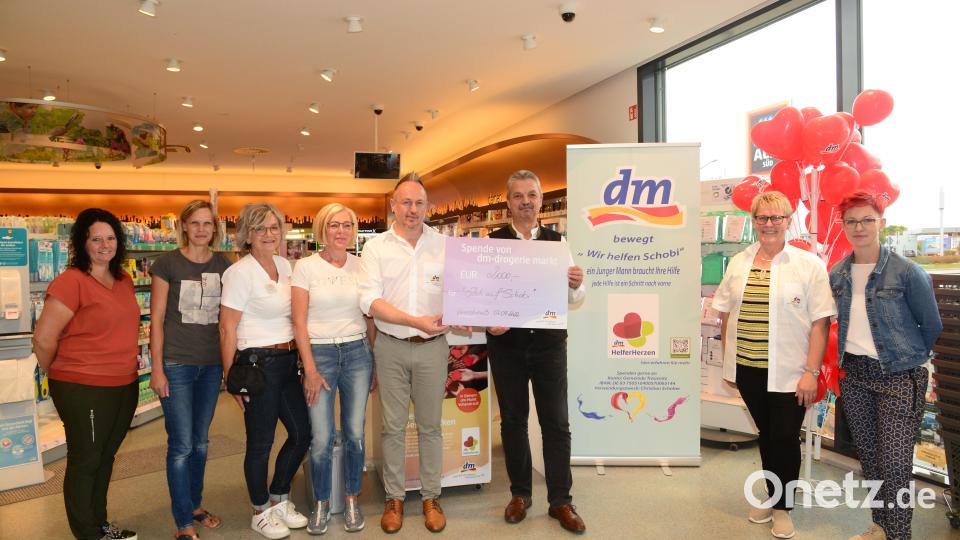 Bei der Spendenaktion nahm Bürgermeister Andreas Wutzlhofer 1723,77 Euro ein. Filialleiter Johann Starzinger rundete den Betrag auf volle 2000 Euro auf, die jetzt der Aktion "Steh auf Schobi" zukommen. Bild: bey