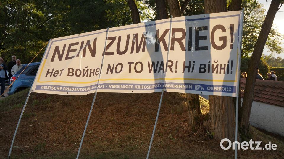 Das Plakat am Eingang zum KZ- Friedhof empfing die Teilnehmer am Antikriegstag mit der Botschaft &quot;Nein zum Krieg&quot; Bild: wel