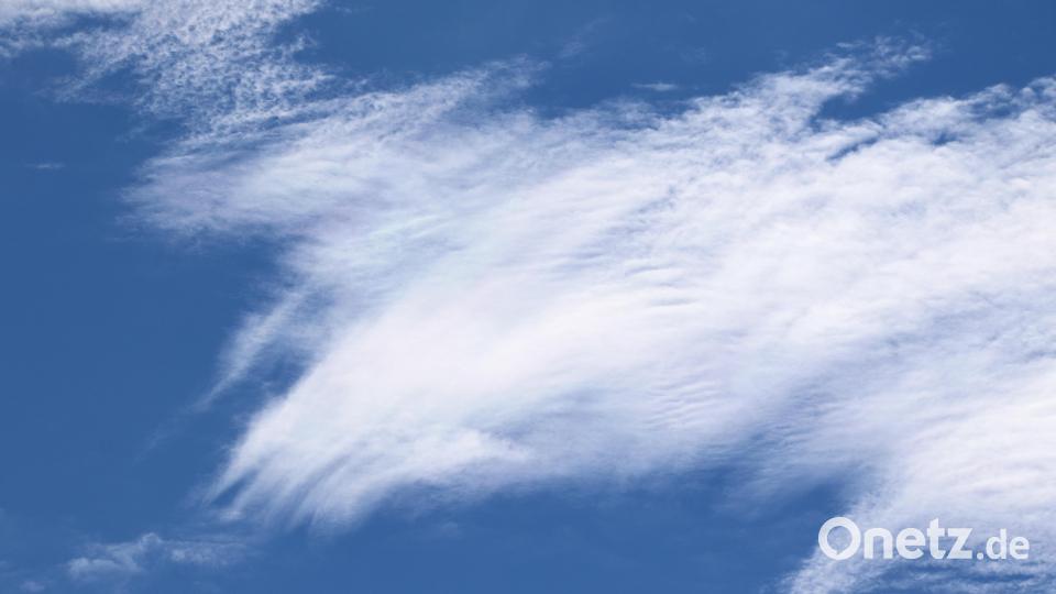 Wie Gemälde wirken die Himmelfotografien von Jürgen Klein auf den Betrachter. Der Erlös jedes Bildes, das er verkauft, geht zu 100 Prozent an das Kinderhospiz Amberg. Dieses Bild – Wolken wie hingehaucht – hat Landrat Roland Grillmeier erworben. Bild: Jürgen Klein/exb