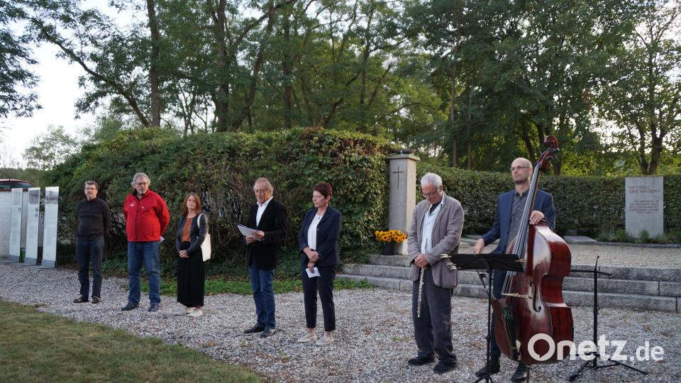 Nachdenkliche Musik von Sven Faller und August Zirner (von rechts) sowie die Reden von Katja Ertl vom Deutschen Gewerkschaftsbund (dritte von links), Franz Schindler (vierter von links) und stellvertretender Bürgermeisterin Margit Reichl (fünfte von links) gaben der Veranstaltung zum Antikriegstag den würdigen Rahmen Bild: wel