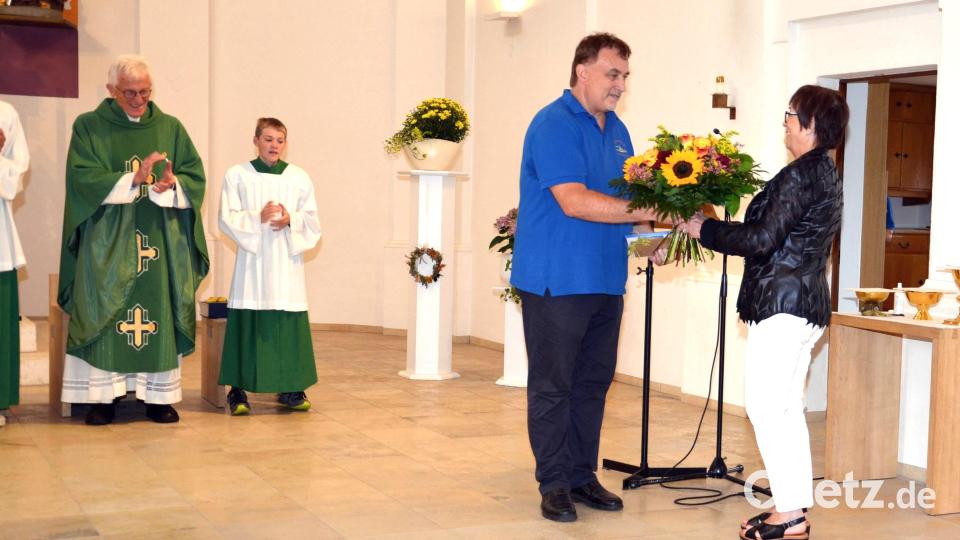 Blumen überreicht Josef Kleber zum Abschied an die langjährige Pfarrhaushälterin Agnes Hanel. Bild: fjo
