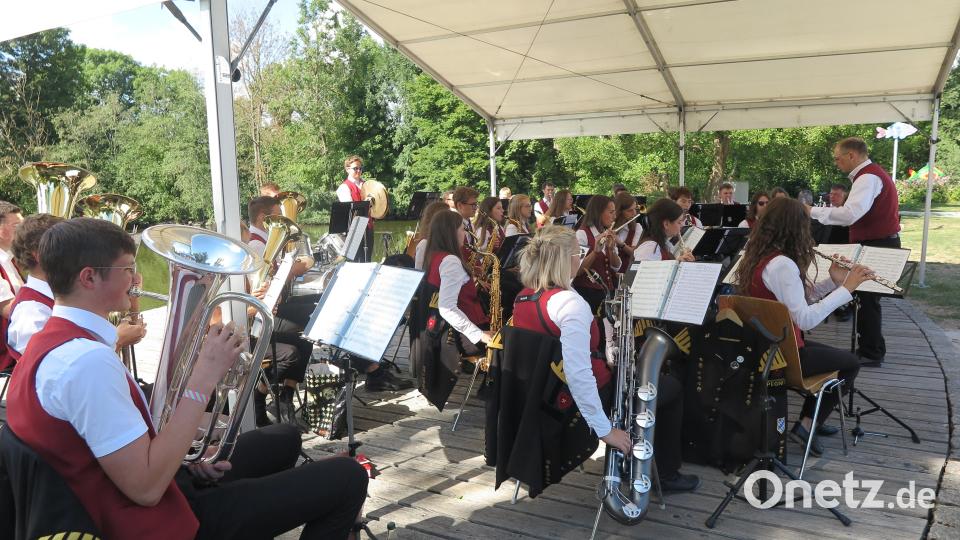 Als guter Kapellmeister, geschickter Motivator und kundiger Moderator erwies sich Jürgen Kratochvill (hinten rechts) beim Konzert der Jugendbergmannskapelle Pegnitz auf Seebühne. Bild: jzk
