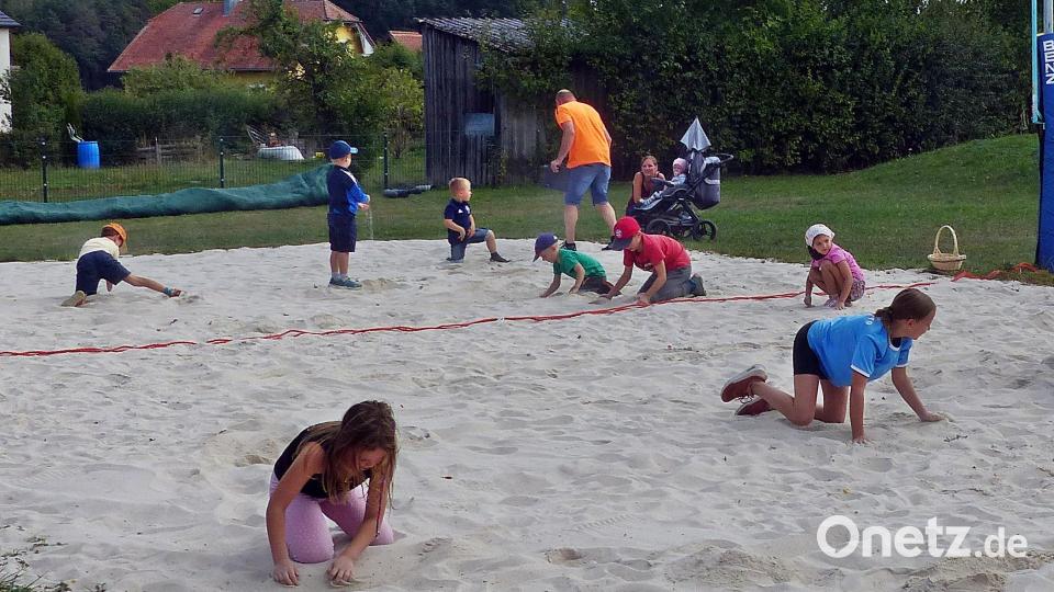 Riesenspaß bereitet den Kindern die ausgewählten Spiele, die Geschick, Ausdauer und Teamarbeit fordern, wie eine Schatzsuche. Bild: lgc