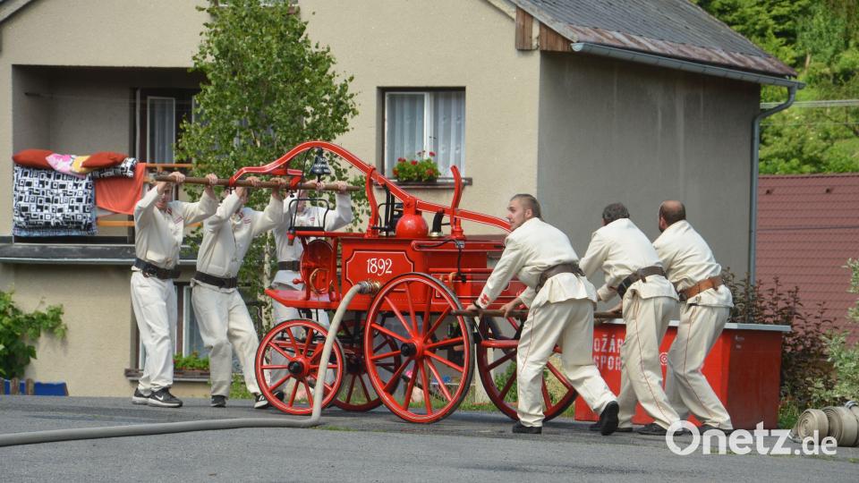 Die Feuerwehr Slavkovice führt bei einer Schauübung die alte Feuerwehrspritze vor. Repro: dob