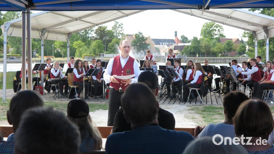 Als kundiger Moderator erwies sich Jürgen Kratochvill (stehend) beim Konzert der Jugendbergmannskapelle Pegnitz auf Seebühne. Bild: jzk