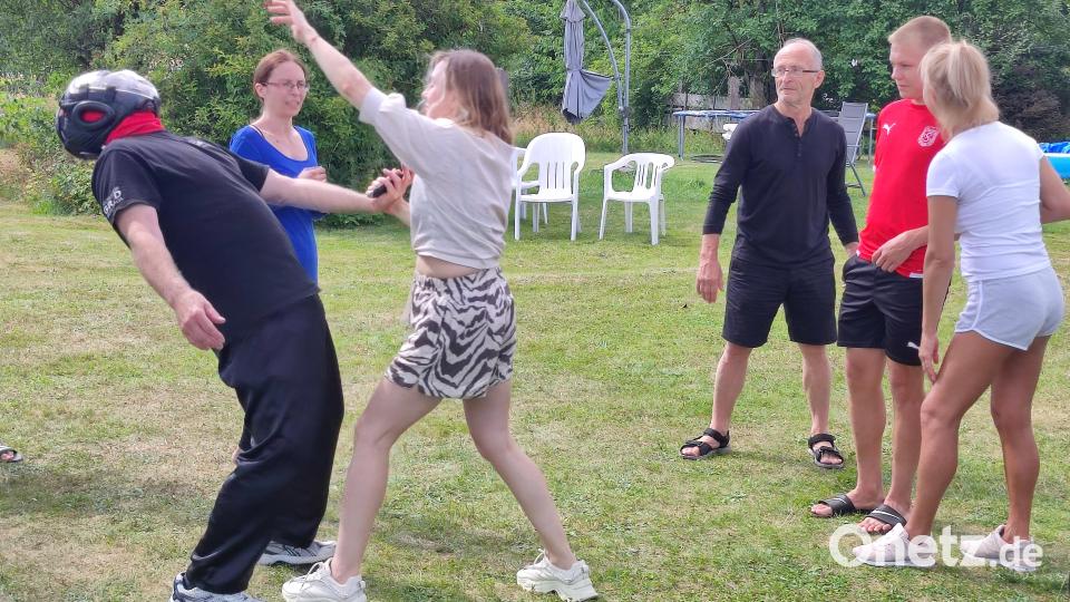 Frauen können sich im Kurs Krav Maga (Kontaktkampf) der VHS Vohenstrauß Grundtechniken zur Selbstverteidigung aneignen. Bild: Erika Grötsch