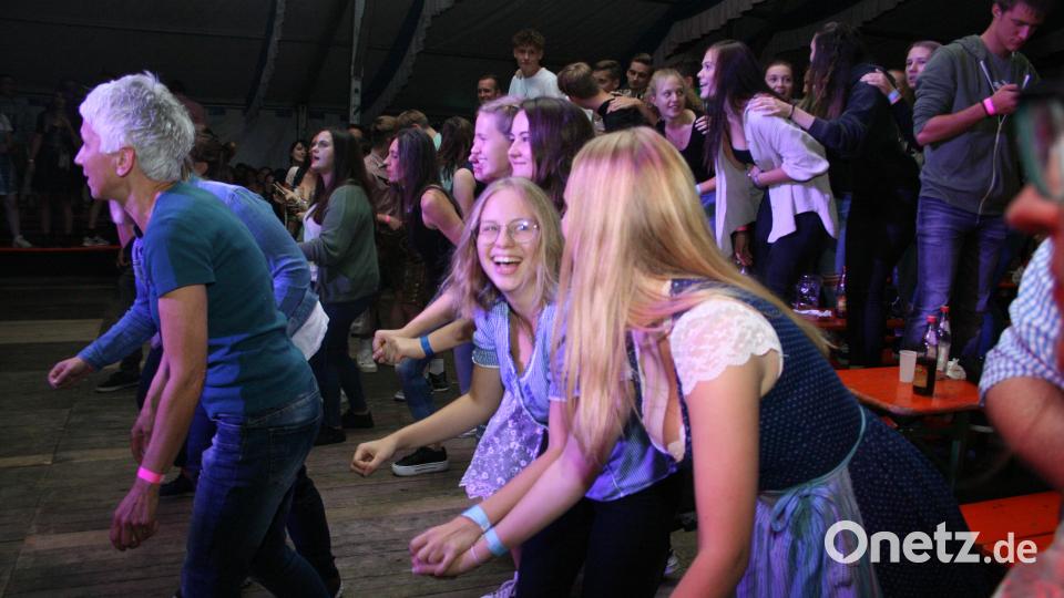 Mit Stimmungshits und Showeinlagen begeisterte die Band &quot;Lost Eden&quot; auf dem Herbstfest in Friedenfels. Die Besucher tanzen ausgelassen. Bild: roh