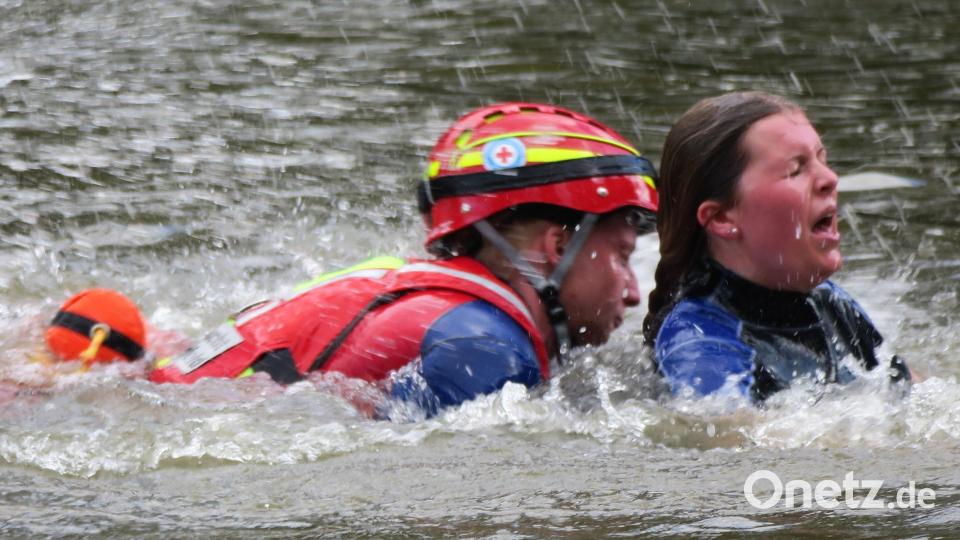 Spektakuläre Übung der Wasserwacht Schwarzenfeld: Ein Rettungsschwimmer hält die Stand-Up-Paddlerin so lange über Wasser, bis das Rettungsboot kommt. Bild: Hirsch