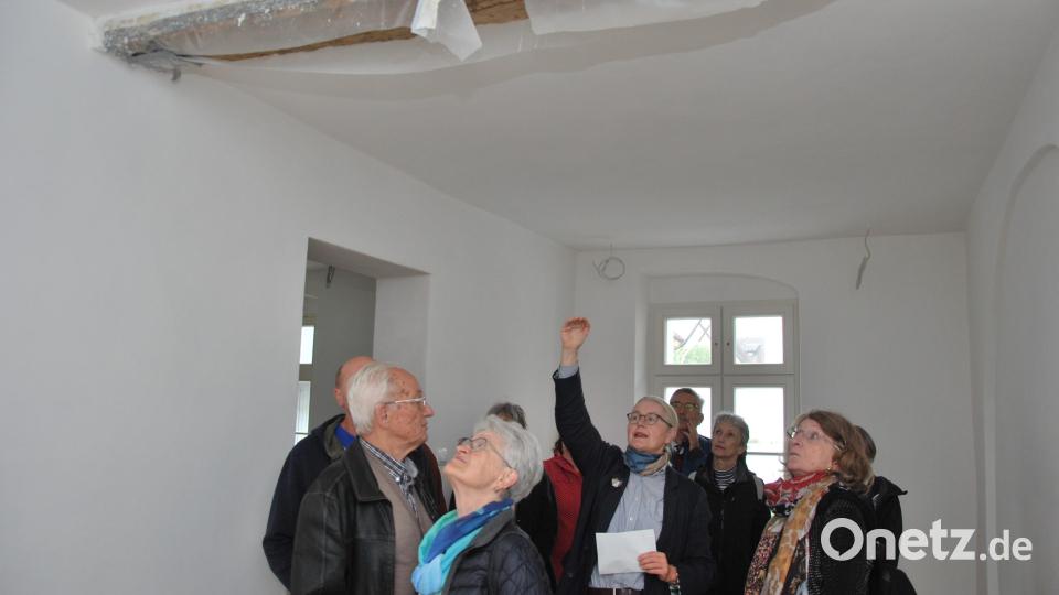 Gertrud Rösch (Bildmitte) erklärt den Besuchern die Sanierungsarbeiten im Benefiziatenhaus. Bild: gsp