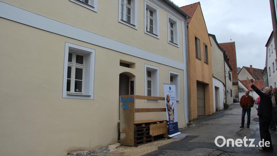 Gertrud Rösch vor ihrem denkmalgeschützten Haus Badgasse 13, dem ehemaligen Benefiziatenhaus. Bild: gsp