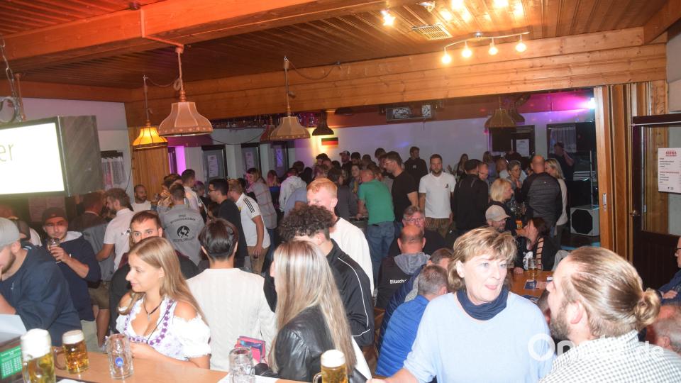 Das Sportheim ist zum Start der Kirwaparty schon gut gefüllt, am späten Abend wurden es noch mehr. Bild: fz