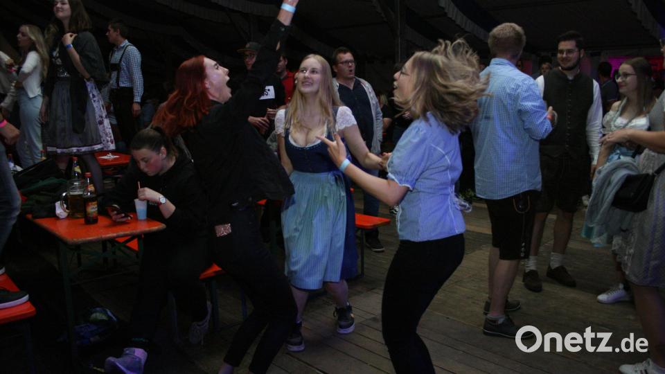 Die Gäste in Party- und Feierstimmung. Bild: roh