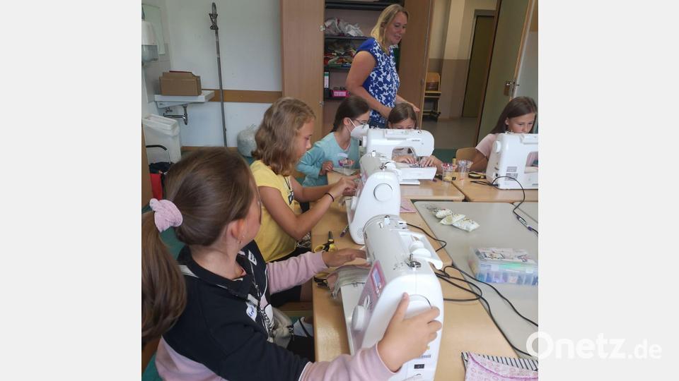 „Aktiv sein an der Nähmaschine“ hieß es beim Kinderferienclub Neustadt/WN. Bild: krb