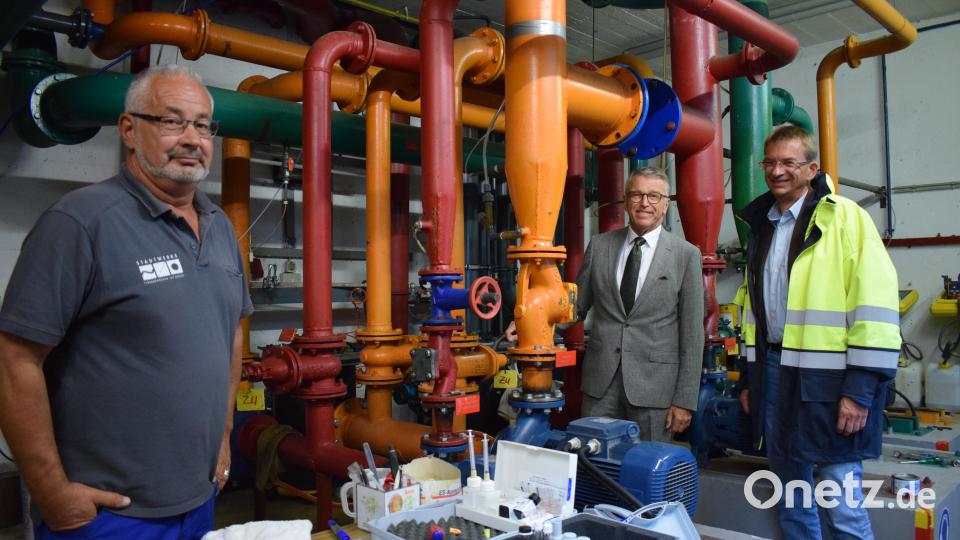 Die Technik im Keller des Freibads ist seit der Eröffnung vor 49 Jahren im Dauereinsatz. Diese macht Erwin Haselbauer, Leiter des Freibads (links), und Thomas Kraus, Leiter der Stadtwerke Tirschenreuth (rechts), enorme Sorgen. Über die Wintermonate sollen Vorgespräche für ein Sanierungskonzept geführt werden. Bild: szl