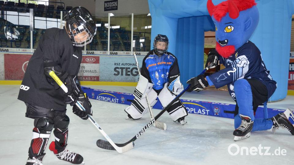 Nachwuchscracks heizen dem blauen Teufel ein: Jede Menge Action beim "Kids-Day" des 1. EV Weiden. Bild: Kunz