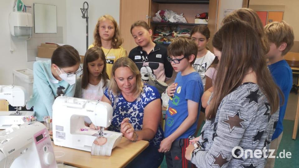 „Aktiv sein an der Nähmaschine“ hieß es beim Kinderferienclub Neustadt/WN. Bild: krb