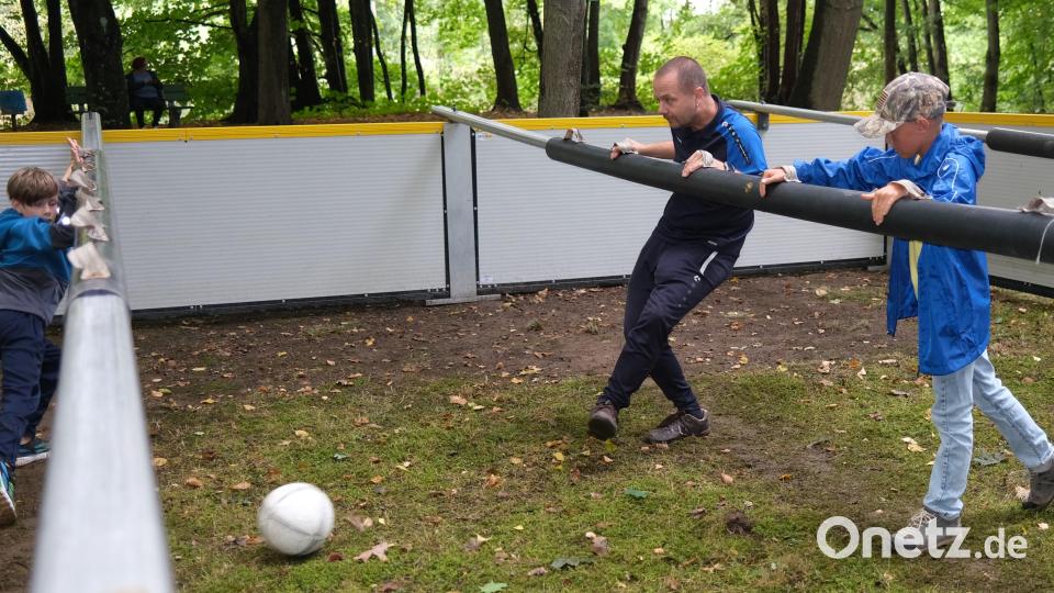 Vollen Einsatz zeigten die Fußballer beim Lebend-Kickern. Bild: Hirsch