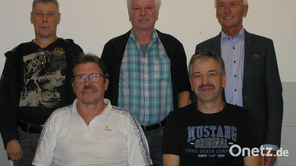 Martin Schreyer (sitzend von links) und Siegbert Rauch führen weiterhin den Kleintierzuchtverein Neusorg. Unterstützt werden sie von Kassenwart Harald Söllner (stehend von links) und dem Zuchtwart für Tauben Gerhard Schlicht. Bürgermeister Peter König beglückwünschte den neu gewählten Vorstand. Bild: öt