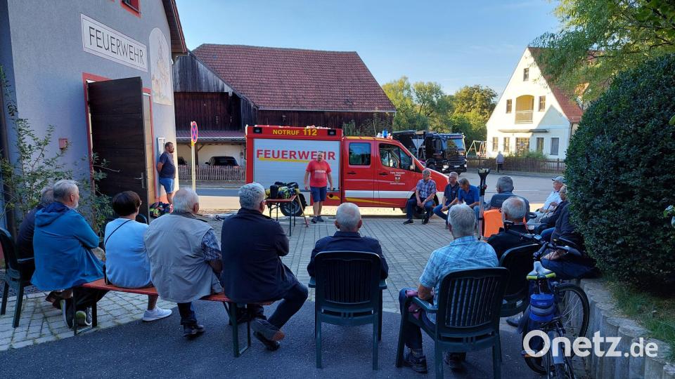 Erster Kommandant Benjamin Weiß (Mitte / links / rechts bzw. rotes Shirt 😊) erklärt die Technik und das korrekte Anlegen der Atemschutzgeräte. Bild: Michael Weiß