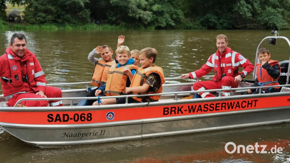 Die Wasserwacht Schwarzenfeld organisierte für die Kinder Bootsfahrten auf der Naab. Bild: Hirsch