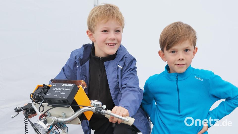Leonhard und Valentin testeten das Energie-Fahrrad der OTH Amberg-Weiden. Bild: Hirsch