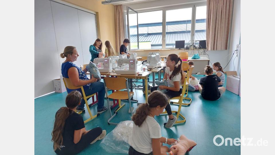 „Aktiv sein an der Nähmaschine“ hieß es beim Kinderferienclub Neustadt/WN. Bild: krb
