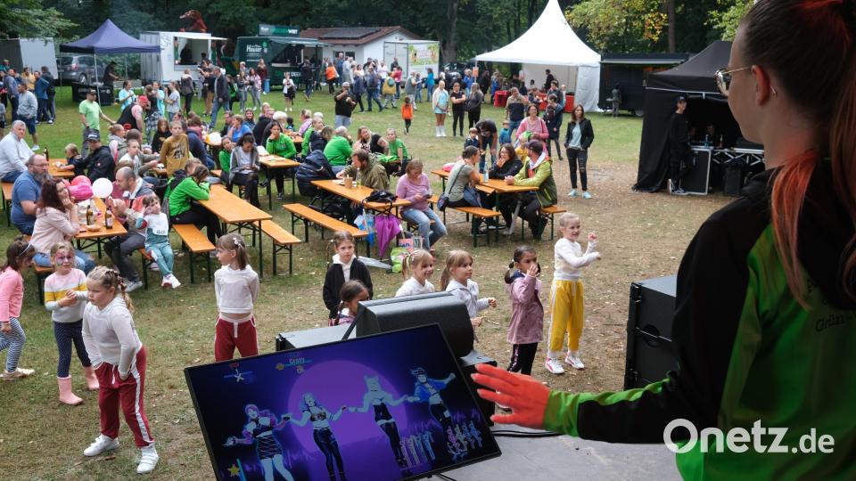 Dance-Contest auf und vor der Showbühne: Der Schlosspark gehörte am Samstag den Familien. Bild: Hirsch