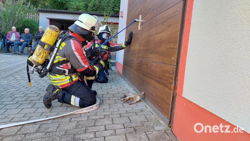 Zweiter Kommandant Dennis Schubert (vorne) und Johannes Winkler (hinten) demonstrieren das Vorgehen eines Lösch-Innenangriffs unter schwerem Atemschutz. Bild: Michael Weiß