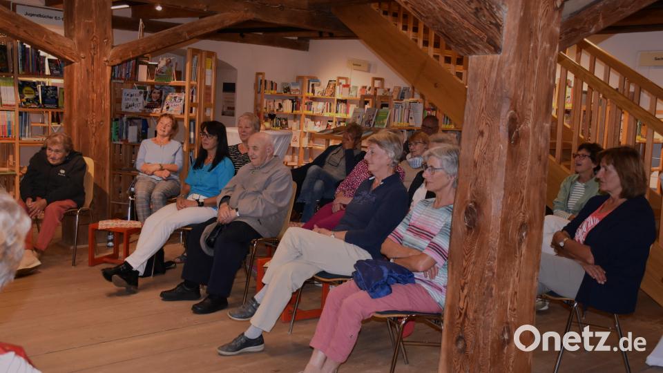 Das Publikum hatte viel Spaß an den Geschichten und Gedichten von Walter J. Pilsak. Bild: ubb