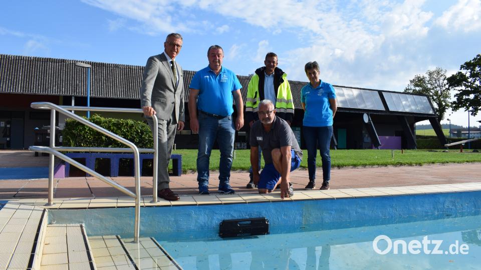Das Freibad-Team zieht eine positive Bilanz für die Einrichtung der Kreisstadt. Trotz Startschwierigkeiten und verkürzter Öffnungszeiten wegen Personalausfällen, wurden mehr Besucher als im Vorjahr registriert. Bis Oktober wird das Freibad nun winterfest gemacht, etwa Eisdruckpolster (schwarze Platte im Wasser) am Beckenrand angebracht. Bild: szl