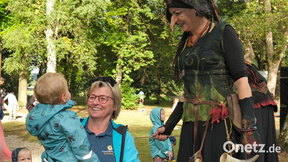 Auch die langjährige KJR-Mitarbeiterin Lisa Wilhelm genoss mit Enkel und "Hexe" den Begegnungstag. Bild: Hirsch