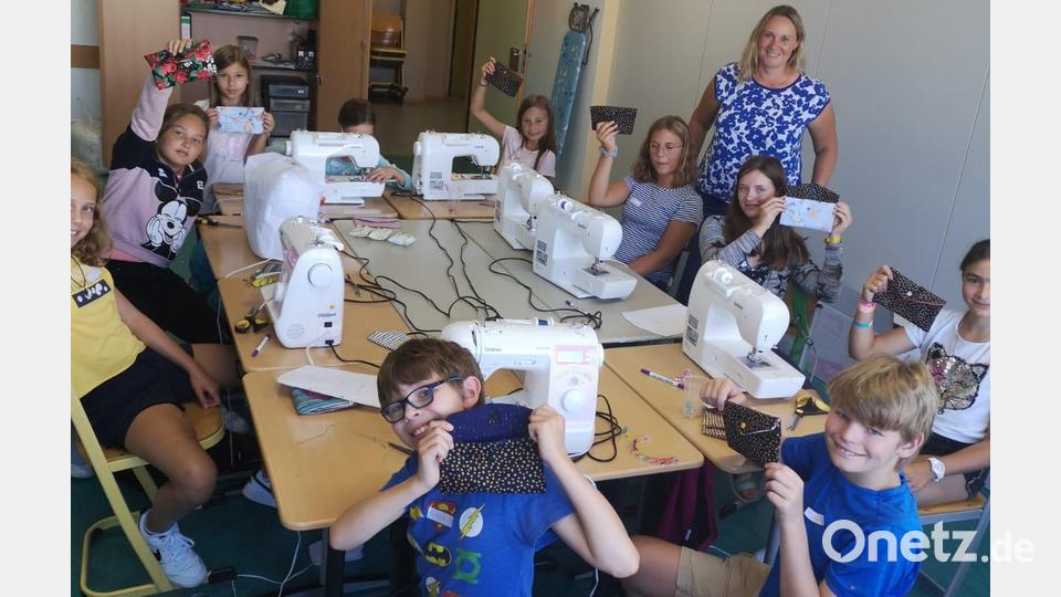 „Aktiv sein an der Nähmaschine“ hieß es beim Kinderferienclub Neustadt/WN. Bild: krb