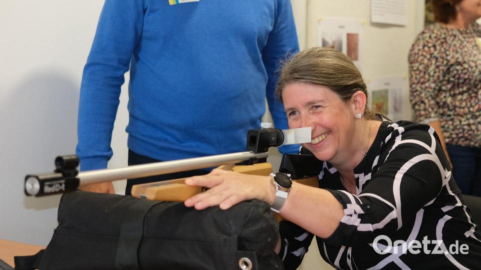 Die Besucherin freute sich über ihre Treffsicherheit. Die Abteilung "Öffentliche Sicherheit" hatte eine Laser-Gewehr-Anlage aufgbaut. Bild: Hirsch