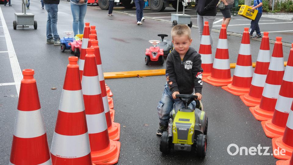 Auf dem Freigelände lieferten sich die Kinder ein Rennen mit dem Bobby-Car. Bild: Hirsch