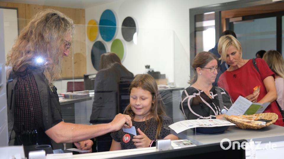 Test bestanden: Die Führerschein-Abteilung stellte dem Nachwuchs einen Kinderführerschein aus, sofern der Fragebogen richtig beantwortet war. Bild: Hirsch