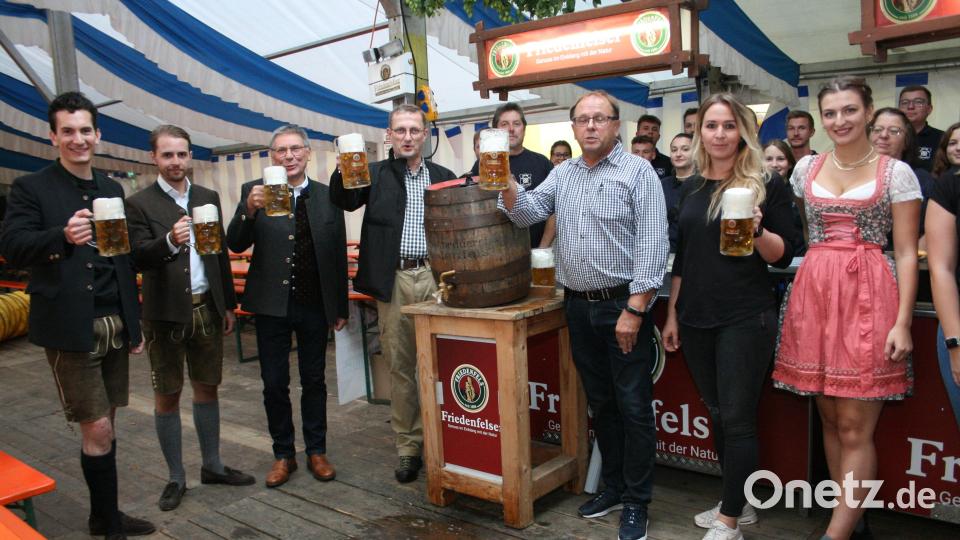 nach dem Bieranstich durch Bürgermeister Oskar Schuster (3. v. links)
vom ersten Umtrunk mit einen „Hoch“ nach dem Bieranstich auf das Gelingen des Festes
mit Brauereigeschäftsführer Johannes Freiherr von Gemmingen-Hornberg (li), und Festleitung Sabrina Bittner ( 2. re.) und Helmut Radimerski (3.v. r) Bild: roh