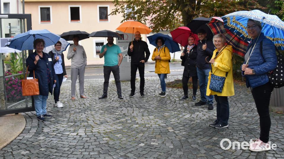 Auch wenn die Schmeller-Führung durch Tirschenreuth von Regen begleitet war, freuten sich die Teilnehmer über den interessanten Spaziergang mit Gästeführerin Cornelia Stahl (links), der das Leben und Wirken des Johann Andreas Schmeller in Tirschenreuth zeigte. Bild: ubb