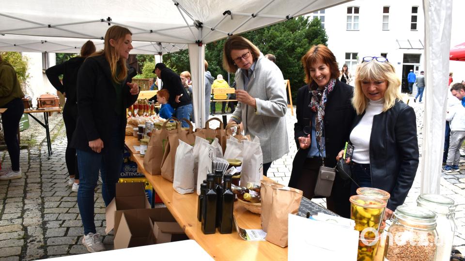 Bio-Produkte von Nudeln bis Eierlilör fand ihre dankbaren Abnehmer. Bild: ubb