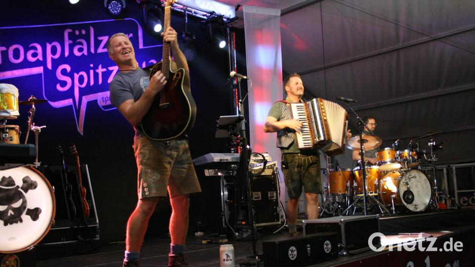 Beste Stimmung herrschte am Samstag beim Auftritt der „Stoapfälzer Spitzbuam“. Bild: roh